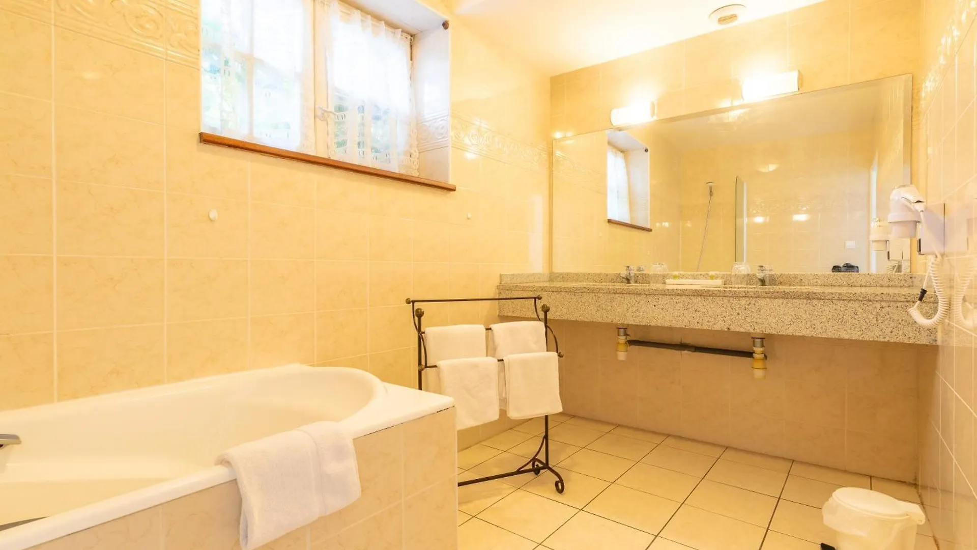 Manoir De Moellien, The Originals Relais Hotel Plonevez-Porzay France